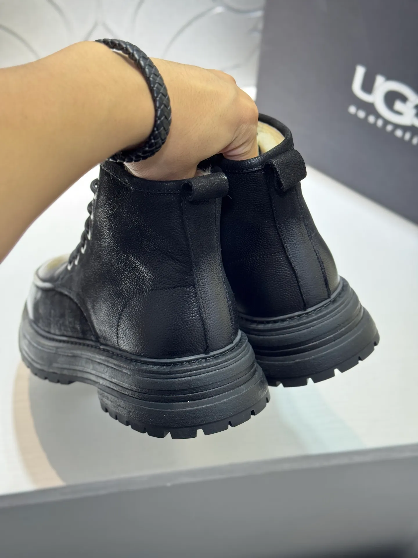 Men's men's shoes 💰660 [New style] 🦥🦥UGG - high-end quality 🔥Australian imported wool 🔥Full fur original single entry and exit counter without pressure, let you feel no replacement 💏The upper is made of first-layer cowhide 'all original Australian wool' Strict men's boots thick wool can be distinguished by the naked eye 💓Real wool keeps warm and does not smell like feet, warms the whole winter ✨Carefully crafted for those who know the goods🔥Size: 38-44 (45 customized